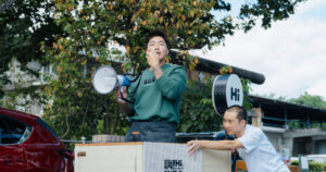郭泓志人高馬大上宣傳車動彈不得　畫面突變古代囚犯遊街　