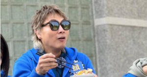 王仁甫難抵雞肉飯誘惑　峮峮慘被枕頭攻擊