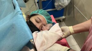 洪詩平安產女！一聽寶寶哭聲就飆淚　淡定李運慶也直接崩潰