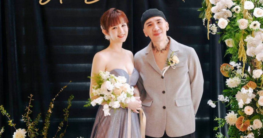 求婚後吵不停！作家H如期與陳珮甄舉行婚禮　緊牽手：風雨都放諸腦後